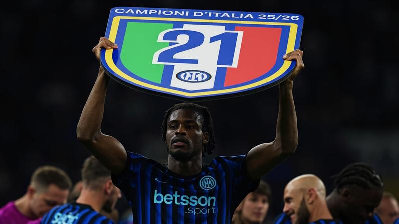 O defensor Yann Bisseck celebra o 21º título italiano da Inter