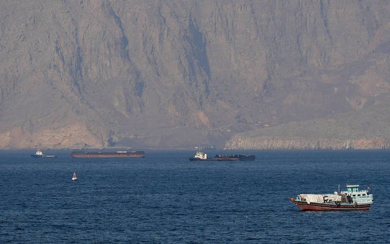 Navios na costa de Musandam, em Oman, próximo ao estreito de Hormuz