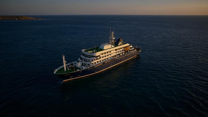 O navio MV Hondius ancorado na costa próximo ao porto de Praia, capital de Cabo Verde