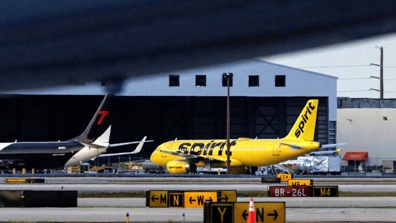 Avião da Spirit Airlines no aeroporto internacional de Miami (EUA)