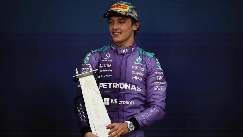 Kimi exibe troféu de seu terceiro triunfo na F1