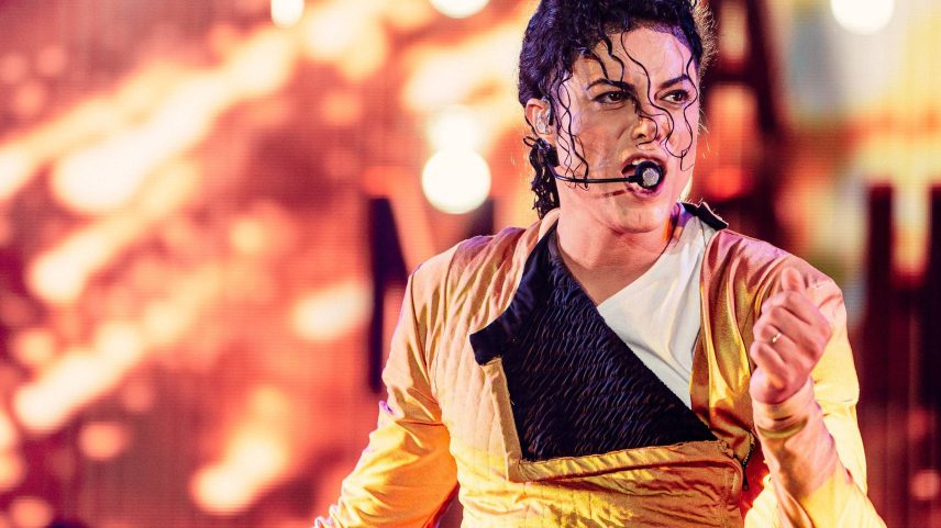 Rodrigo Teaser durante apresentação como Michael Jackson