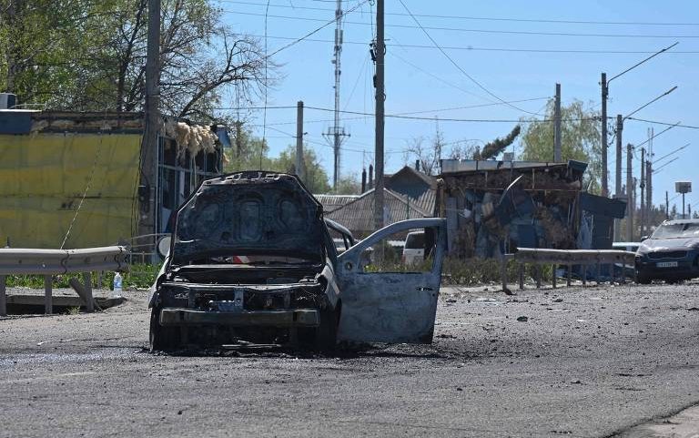 Carro danificado durante ataque russo desta segunda-feira (4) à cidade de Marefa, na região de Kharkiv, na Ucrânia