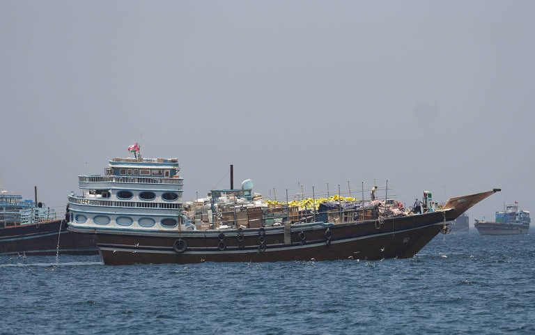 Navios parados próximo ao estreito de Hormuz aguardam liberação em Omã
