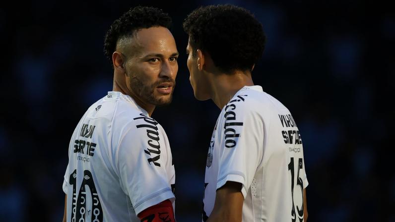 Neymar e Robinho Jr. conversam durante partida entre Santos e Fortaleza, na Vila Belmiro