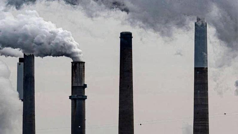 Fábrica de carvão emite gases poluentes em Ghent, na Bélgica