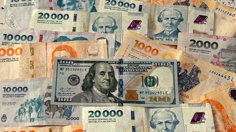 Ilustração de notas de dólares e pesos argentinos