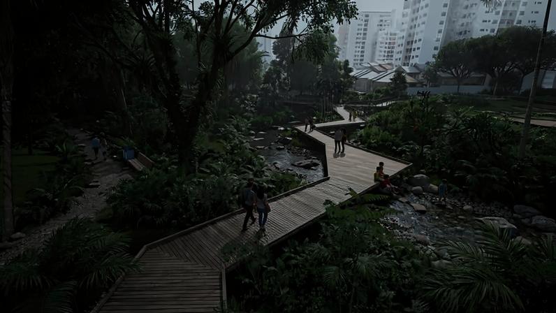 Passarela de madeira serpenteia sobre riacho em parque urbano com vegetação densa. Pessoas caminham e crianças brincam na água. Edifícios altos ao fundo sob luz difusa.