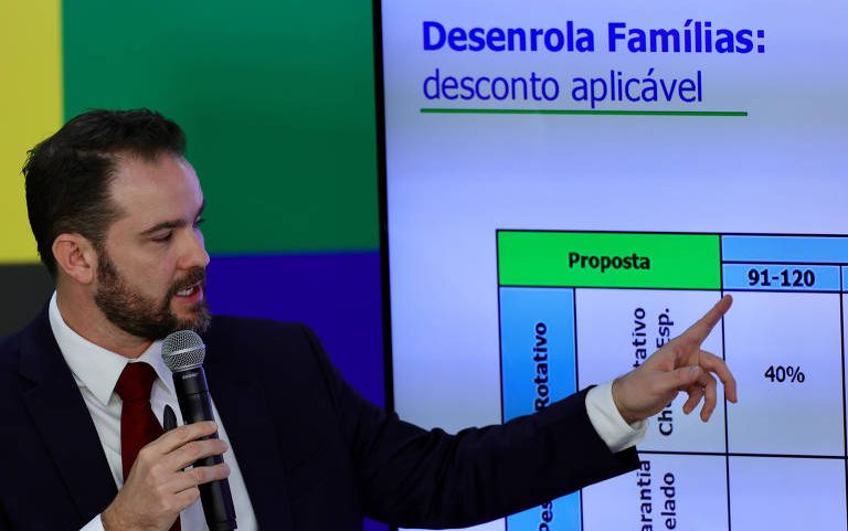 O ministro da Fazenda, Dario Durigan durante assinatura da medida provisória referente ao Novo Desenrola Brasil