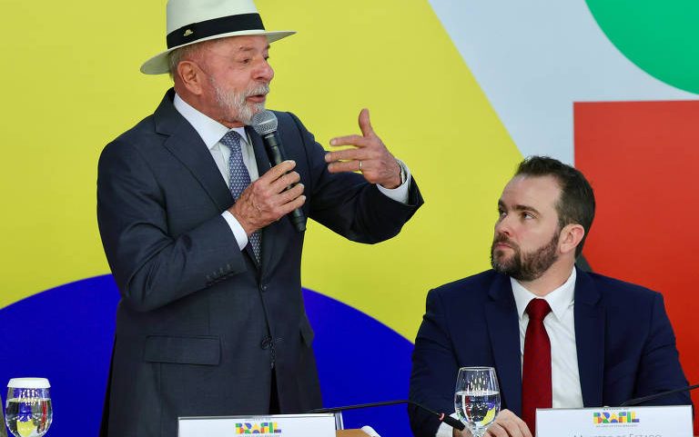 O presidente Lula, com o ministro da Fazenda, Dário Durigan, durante assinatura da medida provisória referente ao novo Desenrola