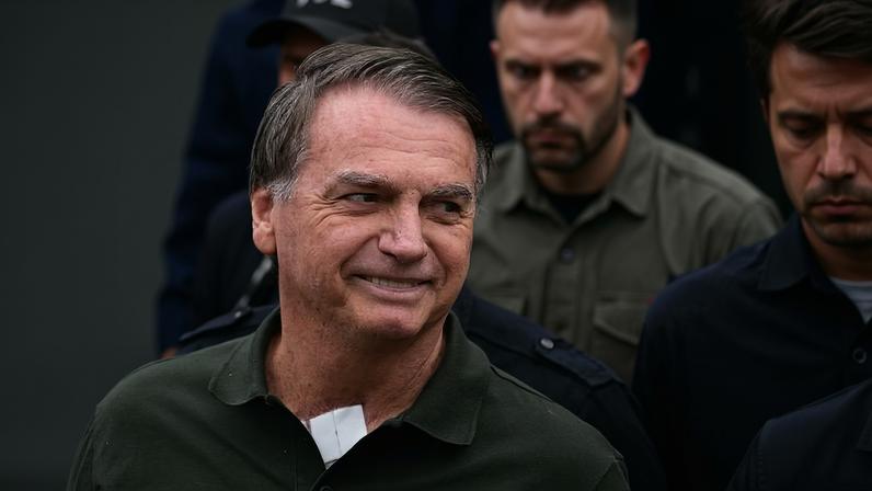 O ex-presidente Jair Bolsonaro deixando o DF Star em setembro de 2024