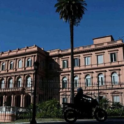 Imprensa retorna à sede do governo Milei após 11 dias de bloqueio