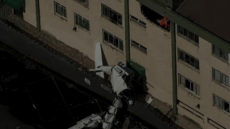 Avião destruído após bater na lateral de prédio no bairro Silveira, em Belo Horizonte