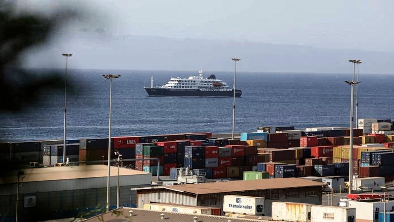 O navio de cruzeiro holandês na costa do Cabo Verde, onde foi impedido de atracar