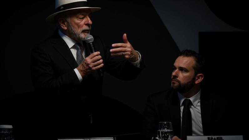 Luiz Inácio Lula da Silva (PT) e Dario Durigan, ministro da Fazenda, durante anúncio do Desenrola 2