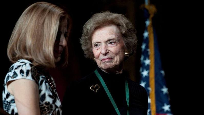 Doris Fisher na cerimônia de inclusão de seu nome, junto com o nome do marido, Donald Fisher, no Hall da Fama da Califórnia
