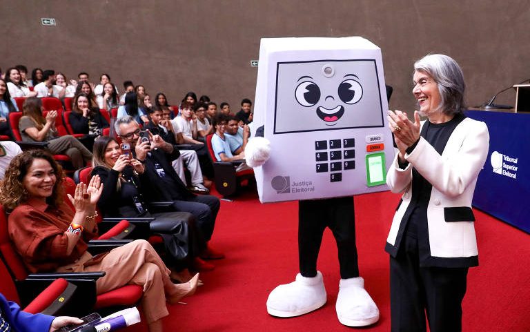 TSE apresenta Pilili, mascote das eleições de 2026, em cerimônia com a ministra Carmén Lúcia
