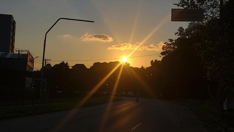 Entardecer de outono em Guarulhos, na região metropolitana de São Paulo; previsão para esta terça (5) na região metropolitana de São Paulo é de calor de até 28°C e chuva fraca