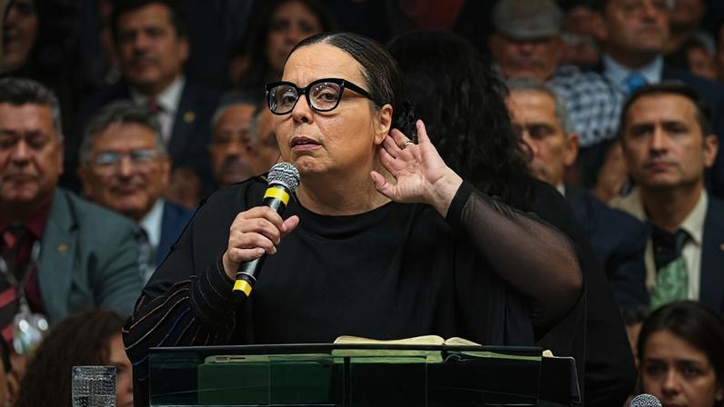 A pastora Helena Raquel durante sua pregação no Congresso dos Gideões, no sábado (2), em Camboriú (SC) - Reprodução TV Gideões