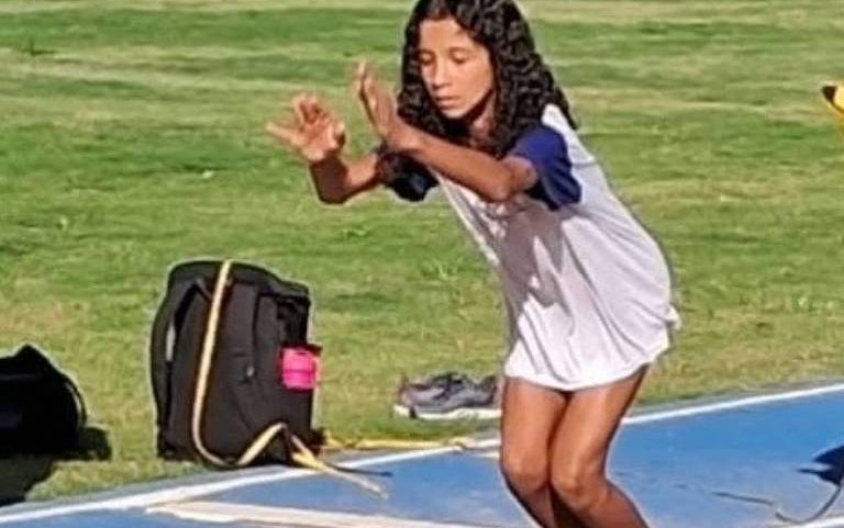 Lorena Lourenço da Silva pratica salto em distância durante uma competição