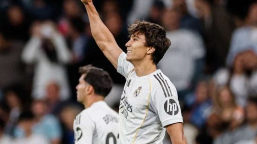 Jogadores de Real Madrid e Oviedo em disputa de bola no Bernabéu –