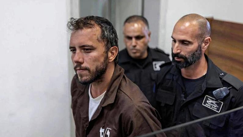 O ativista brasileiro Thiago Ávila comparece a um tribunal em Israel