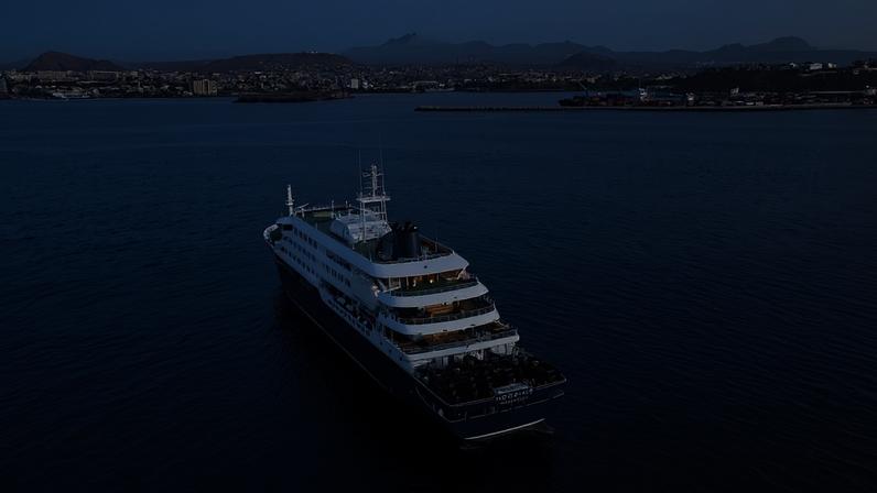 Foto aérea mostra uma vista geral do navio de cruzeiro MV Hondius parado ao largo do porto de Praia, capital de Cabo Verde, em 5 de maio de 2026