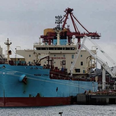 Petróleo cai para US$ 113 após navios atravessarem o estreito de Hormuz