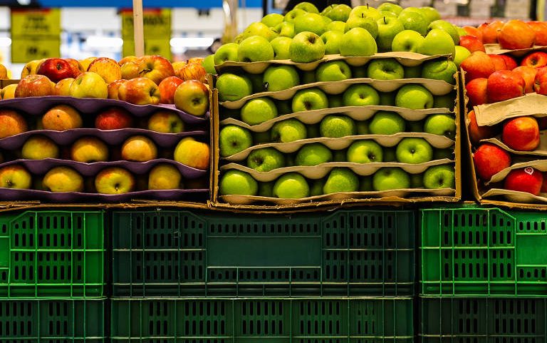 Seção de frutas e verduras em supermercado na capital paulista