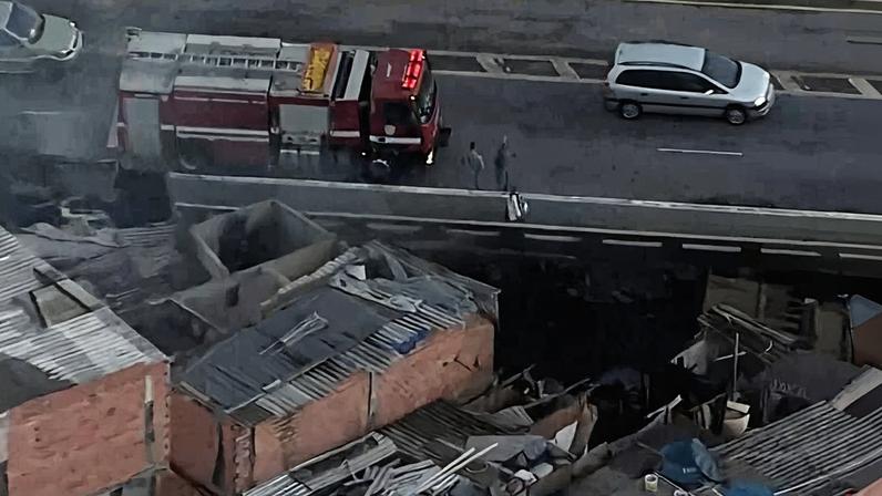 Viatura dos bombeiros, usada no combate às chamas, em cima da ponte Domingos Franciulli Netto, na Penha, zona leste de SP