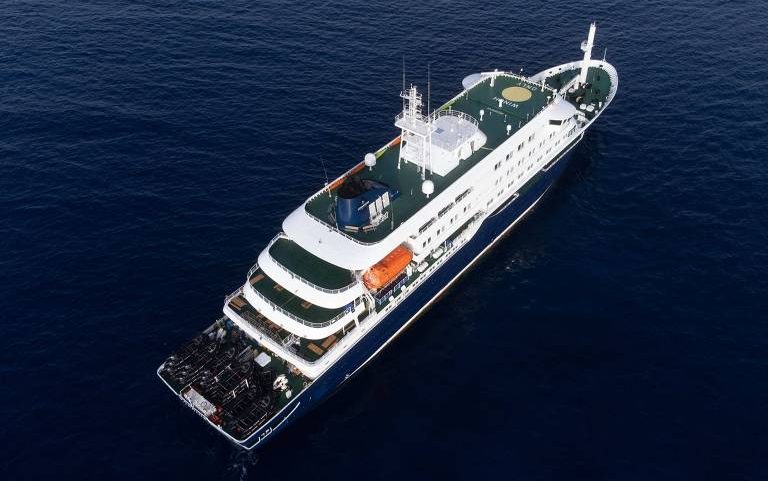 O navio MV Hondius estacionado próximo a Praia, capital de Cabo Verde, enquanto aguarda autorização para desembarque de passageiros e tripulantes em meio a surto de hantavírus