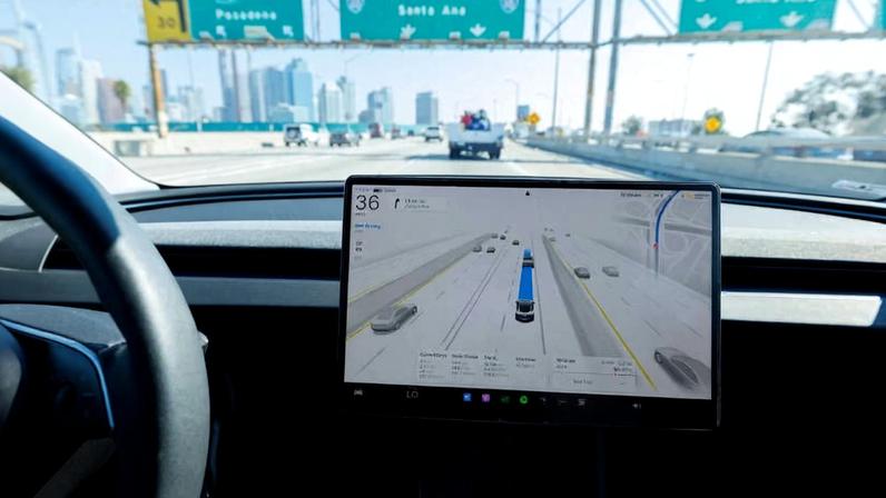Um Tesla Model 3 de 2025 dirige de forma autônoma com o software FSD 14.1.4 em uma rodovia em Los Angeles, Califórnia, EUA