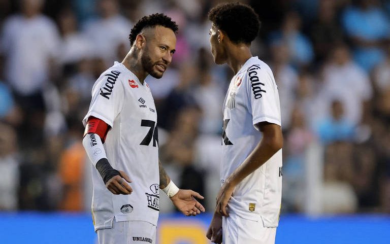 Neymar e Robinho Júnior conversam em jogo válido pelo Brasileirão de 2025.