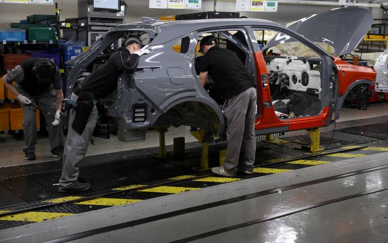 Funcionários da Nissan trabalham na montagem de carros em Sunderland
