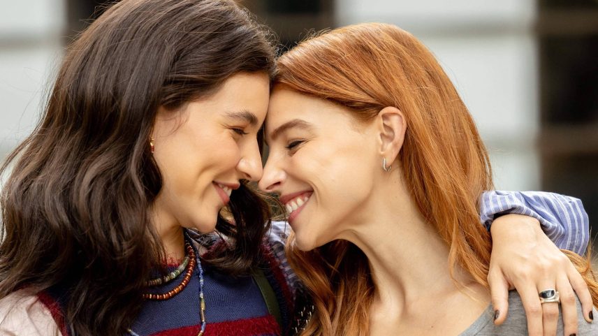 Alanis Guilen (esq.) e Gabriela Medvedovsky (dir.) como Lorena e Juquinha, o casal Loquinha