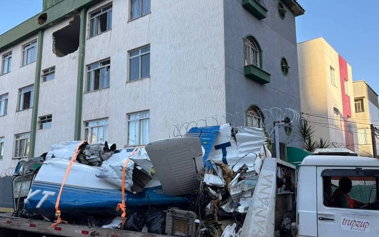 Destroços do avião de pequeno porte que caiu em Belo Horizonte (MG) ao bater na lateral de um prédio