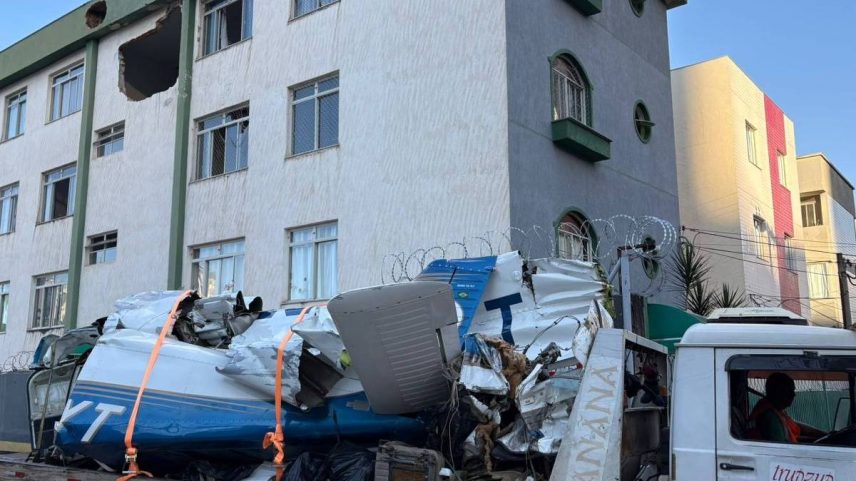 Destroços do avião foram retirados por um caminhão por volta das 16h30 desta terça-feira (5) e levados para perícia do Cenipa