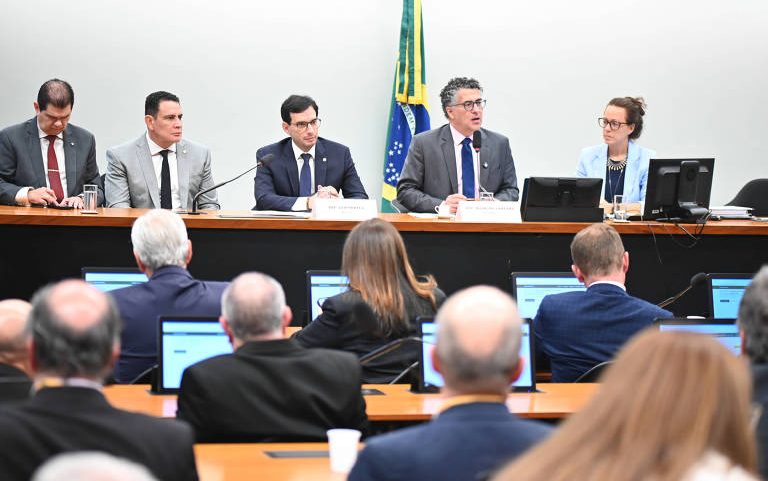 O deputado Alencar Santana (PT-SP), o segundo da direita para a esquerda, e Leo Prates (Republicanos-BA), o terceiro da direita para a esquerda, durante a apresentação do plano de trabalho da PEC 6x1