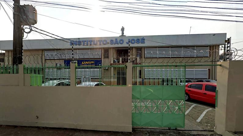 Fachada do Instituto São José, em Rio Branco, onde adolescente invadiu e efetuou disparos
