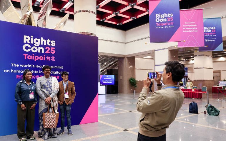 Pessoas posam para foto durante a RightsCon em Taipé, Taiwan, em fevereiro de 2025