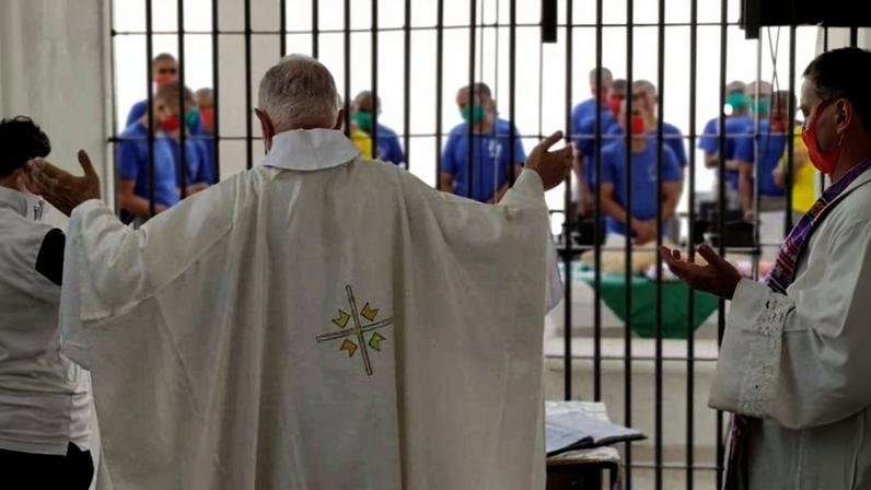 Padre da Pastoral Carcerária realiza cerimônia religiosa em presídio