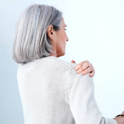 Estudos sugerem relação entre ombro congelado e menopausa