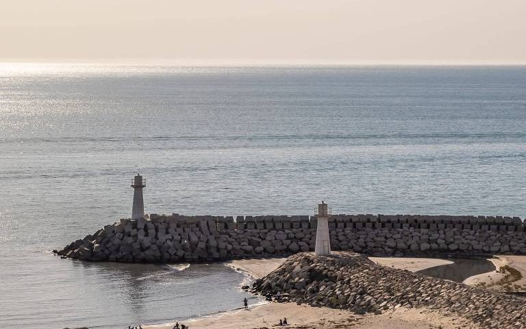 Níveis baixos de água são observados no balneário de Avaza, no mar Cáspio, no Turcomenistão, em setembro de 2023