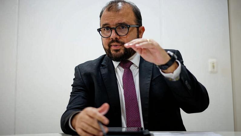 Secretário de Reformas Econômicas do Ministério da Fazenda, Regis Dudena, durante entrevista à Folha em seu gabinete