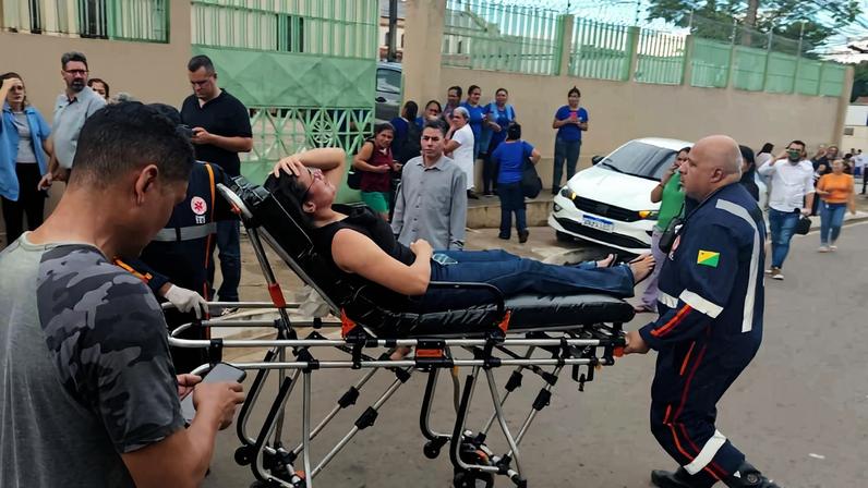 Comoção na frente do Instituto São José, em Rio Branco; funcionários passaram mal e precisaram de atendimento médico