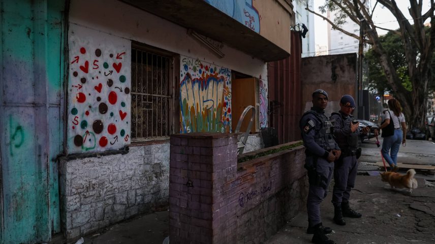 Policiais militares isolam edifício Peixoto Gomide, no bairro Jardins, durante operação de reintegração de posse