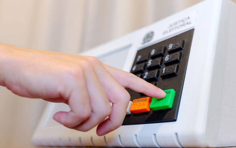 Urna eletrônica será usada pela primeira vez por brasileiros de 16 e 17 anos que solicitaram seus títulos de eleitor para votar para presidente, governador, deputados e senador em 2026