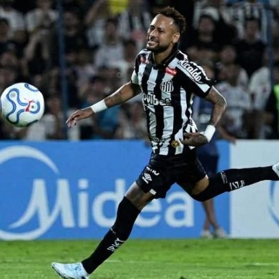 Neymar comemora gol com abraço em Robinho Jr. após briga e notificação judicial