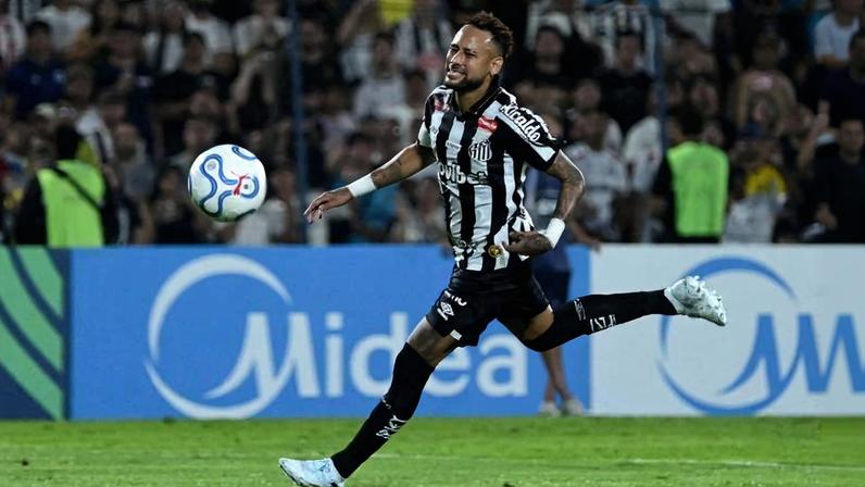 Neymar em ação pelo Santos contra o Recoleta, no Paraguai
