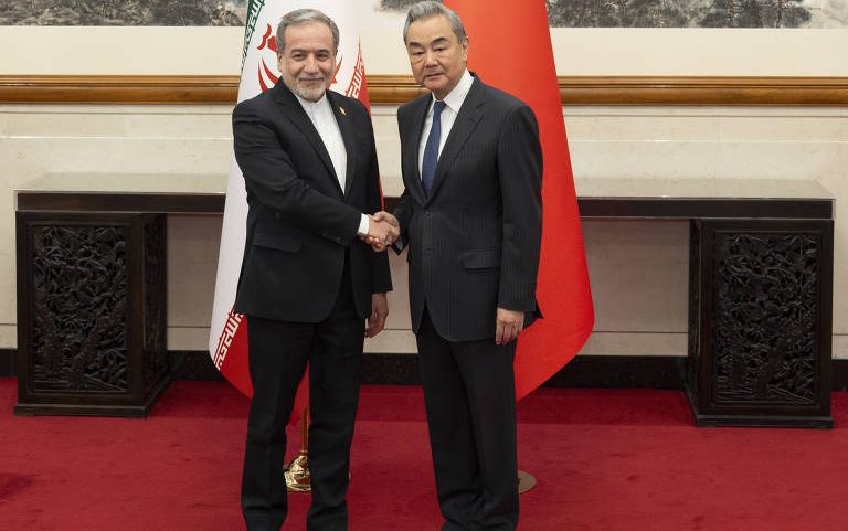 O ministro das Relações Exteriores da China, Wang Yi, cumprimenta com o chanceler Abbas Araghchi, do Irã, na China